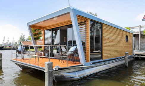 Houseboat with 2 pontoons